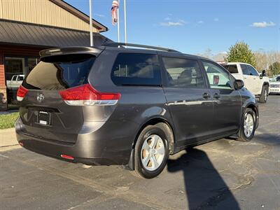 2011 Toyota Sienna Base 7-Passenger   - Photo 5 - Flushing, MI 48433