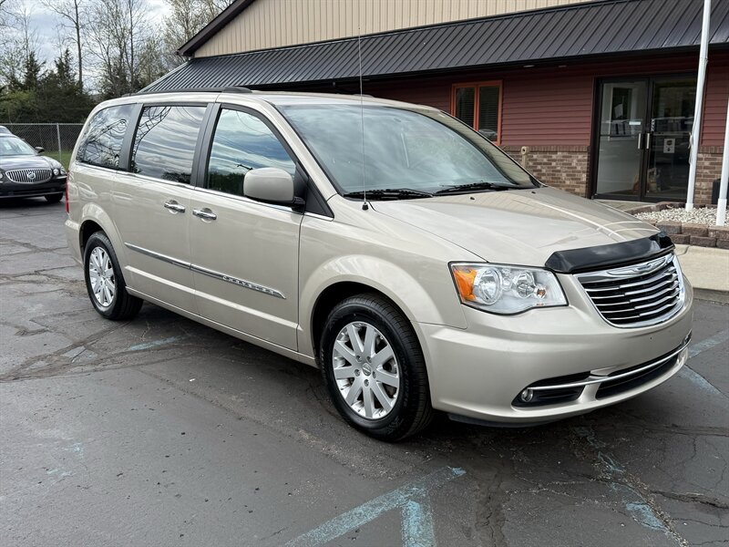 2016 Chrysler Town & Country Touring   - Photo 1 - Flushing, MI 48433