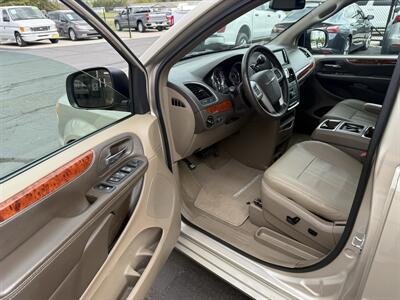 2016 Chrysler Town & Country Touring   - Photo 11 - Flushing, MI 48433