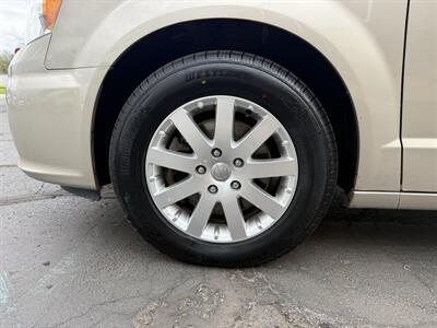 2016 Chrysler Town & Country Touring   - Photo 12 - Flushing, MI 48433