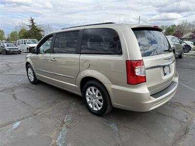 2016 Chrysler Town & Country Touring   - Photo 9 - Flushing, MI 48433