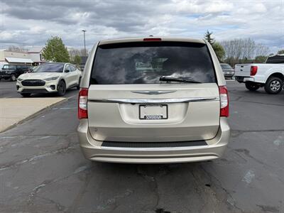 2016 Chrysler Town & Country Touring   - Photo 4 - Flushing, MI 48433