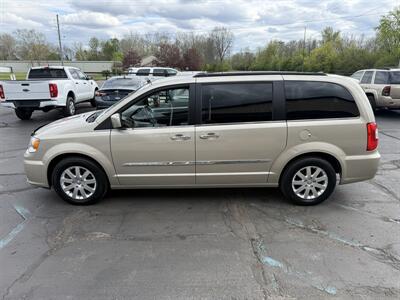 2016 Chrysler Town & Country Touring   - Photo 8 - Flushing, MI 48433