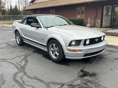 2006 Ford Mustang GT Deluxe  Convertible - Photo 4 - Flushing, MI 48433