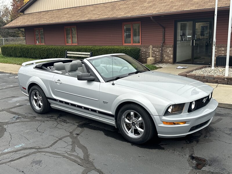 2006 Ford Mustang GT Deluxe  Convertible - Photo 1 - Flushing, MI 48433