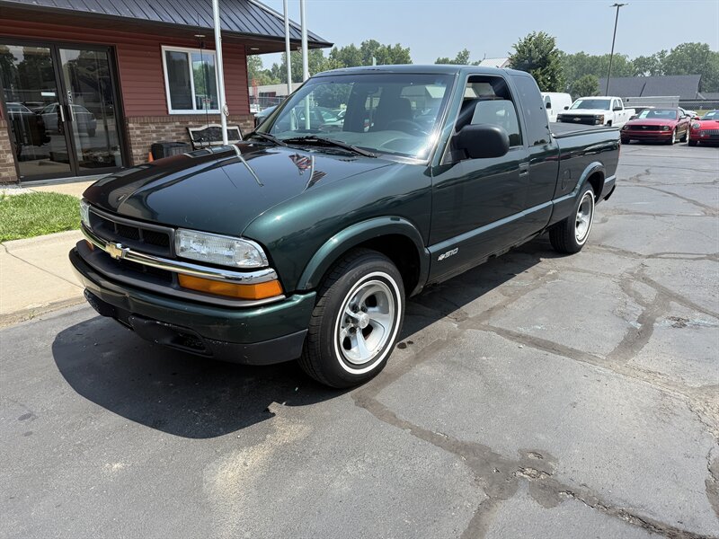 2002 Chevrolet S-10 LS Extended Cab - Photo 1 - Flushing, MI 48433