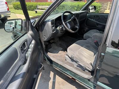 2002 Chevrolet S-10 LS Extended Cab   - Photo 9 - Flushing, MI 48433