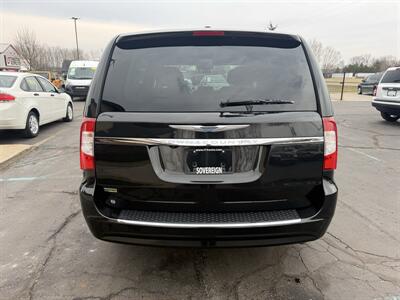 2016 Chrysler Town & Country Touring   - Photo 4 - Flushing, MI 48433