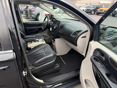2016 Chrysler Town & Country Touring   - Photo 35 - Flushing, MI 48433