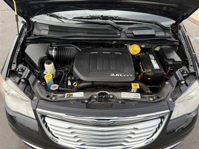2016 Chrysler Town & Country Touring   - Photo 37 - Flushing, MI 48433