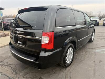 2016 Chrysler Town & Country Touring   - Photo 5 - Flushing, MI 48433