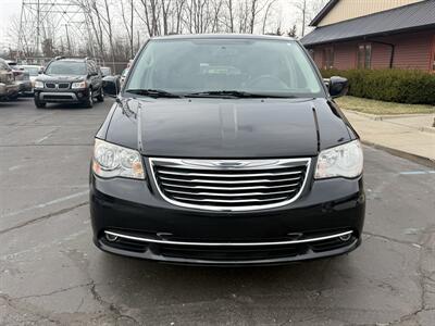 2016 Chrysler Town & Country Touring   - Photo 2 - Flushing, MI 48433