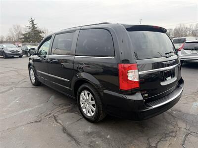 2016 Chrysler Town & Country Touring   - Photo 8 - Flushing, MI 48433