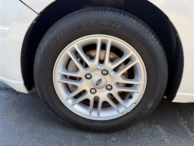 2009 Ford Focus SE - Photo 9 - Flushing, MI 48433