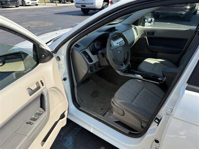 2009 Ford Focus SE - Photo 8 - Flushing, MI 48433