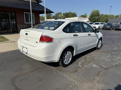 2009 Ford Focus SE - Photo 7 - Flushing, MI 48433