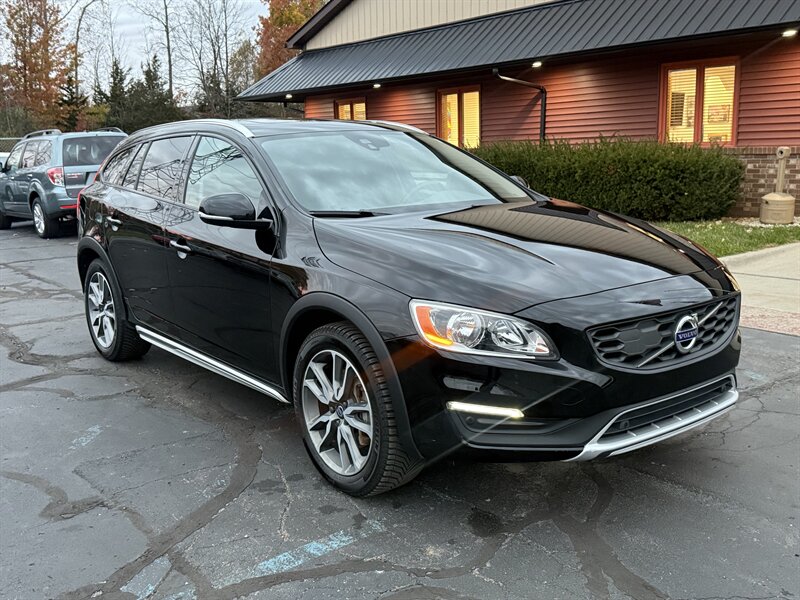 2017 Volvo V60 Cross Country T5 Premier AWD   - Photo 1 - Flushing, MI 48433