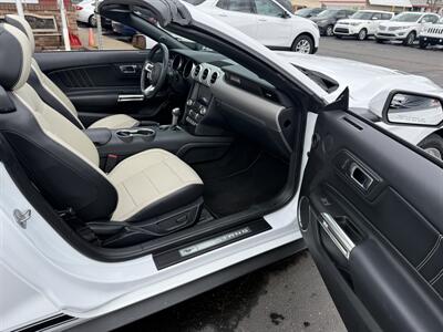 2021 Ford Mustang EcoBoost  Premium Convertible - Photo 32 - Flushing, MI 48433