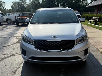 2017 Kia Sedona LX   - Photo 2 - Flushing, MI 48433