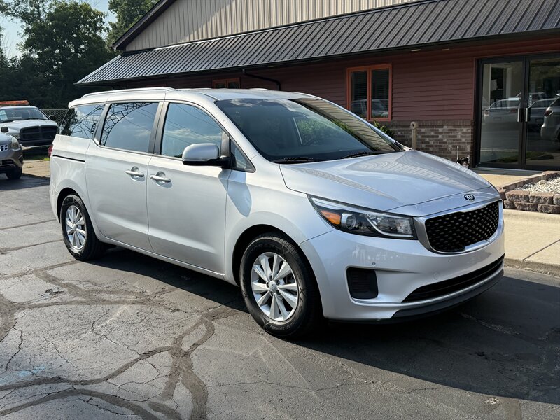2017 Kia Sedona LX   - Photo 1 - Flushing, MI 48433