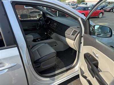 2017 Kia Sedona LX   - Photo 28 - Flushing, MI 48433