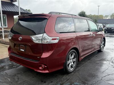 2017 Toyota Sienna SE 8-Passenger   - Photo 5 - Flushing, MI 48433