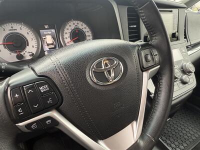 2017 Toyota Sienna SE 8-Passenger   - Photo 11 - Flushing, MI 48433