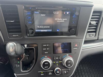 2017 Toyota Sienna SE 8-Passenger   - Photo 21 - Flushing, MI 48433