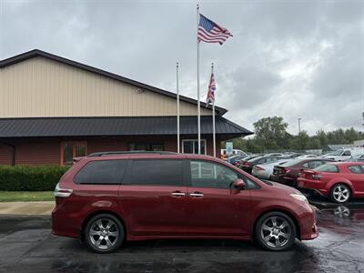 2017 Toyota Sienna SE 8-Passenger   - Photo 4 - Flushing, MI 48433