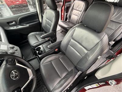 2017 Toyota Sienna SE 8-Passenger   - Photo 9 - Flushing, MI 48433