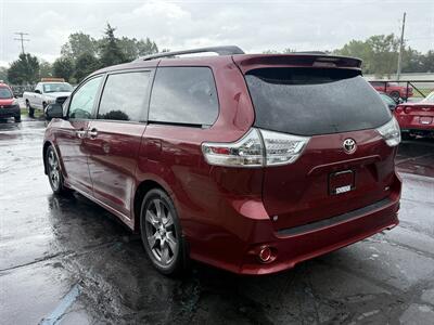 2017 Toyota Sienna SE 8-Passenger   - Photo 7 - Flushing, MI 48433