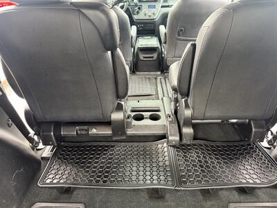2017 Toyota Sienna SE 8-Passenger   - Photo 31 - Flushing, MI 48433