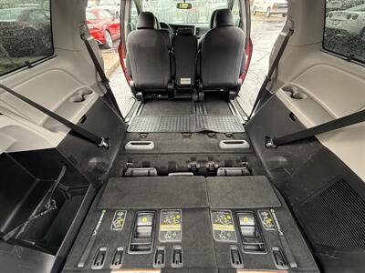 2017 Toyota Sienna SE 8-Passenger   - Photo 15 - Flushing, MI 48433