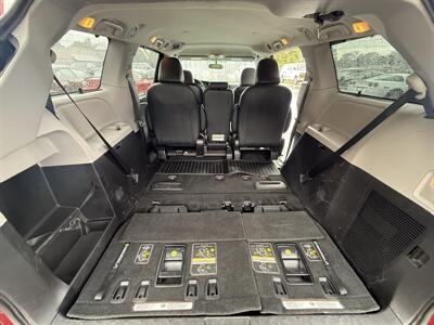 2017 Toyota Sienna SE 8-Passenger   - Photo 29 - Flushing, MI 48433