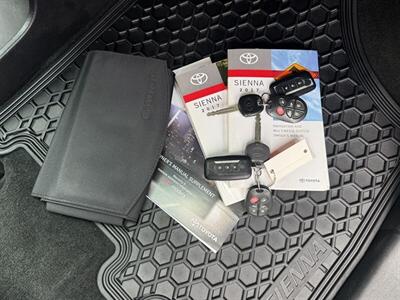 2017 Toyota Sienna SE 8-Passenger   - Photo 43 - Flushing, MI 48433