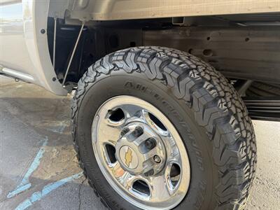 2004 Chevrolet Silverado 2500 HD LS 4dr Extended Cab 4X4 - Photo 20 - Flushing, MI 48433
