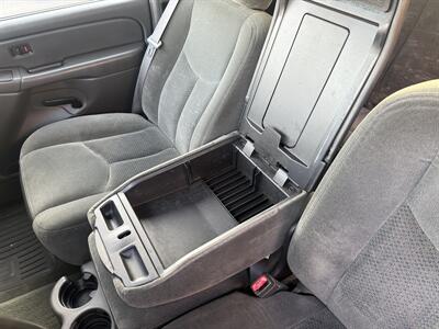 2004 Chevrolet Silverado 2500 HD LS 4dr Extended Cab 4X4 - Photo 31 - Flushing, MI 48433