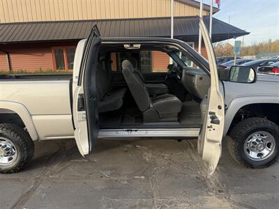 2004 Chevrolet Silverado 2500 HD LS 4dr Extended Cab 4X4 - Photo 16 - Flushing, MI 48433