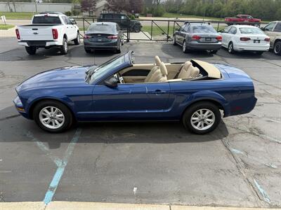 2008 Ford Mustang V6 Convertible  Premium 5-Speed - Photo 9 - Flushing, MI 48433