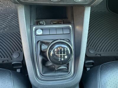 2017 Volkswagen Jetta 1.4T SE  5-Speed Manual - Photo 13 - Flushing, MI 48433