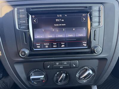 2017 Volkswagen Jetta 1.4T SE  5-Speed Manual - Photo 14 - Flushing, MI 48433