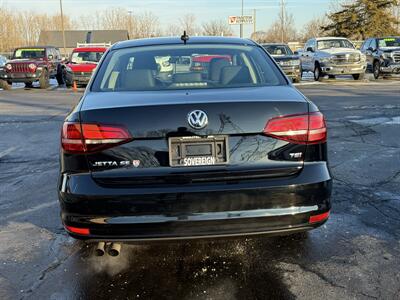 2017 Volkswagen Jetta 1.4T SE  5-Speed Manual - Photo 6 - Flushing, MI 48433