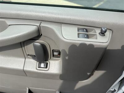 2015 Chevrolet Express LS 3500 15 Passenger - Photo 14 - Flushing, MI 48433