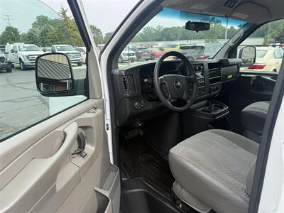 2015 Chevrolet Express LS 3500 15 Passenger - Photo 9 - Flushing, MI 48433