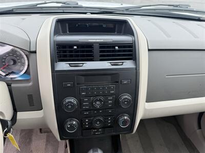 2008 Ford Escape XLS  4WD - Photo 15 - Flushing, MI 48433