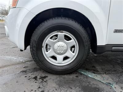 2008 Ford Escape XLS  4WD - Photo 8 - Flushing, MI 48433