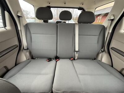 2008 Ford Escape XLS  4WD - Photo 11 - Flushing, MI 48433