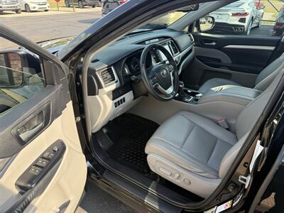 2014 Toyota Highlander XLE  AWD - Photo 12 - Flushing, MI 48433