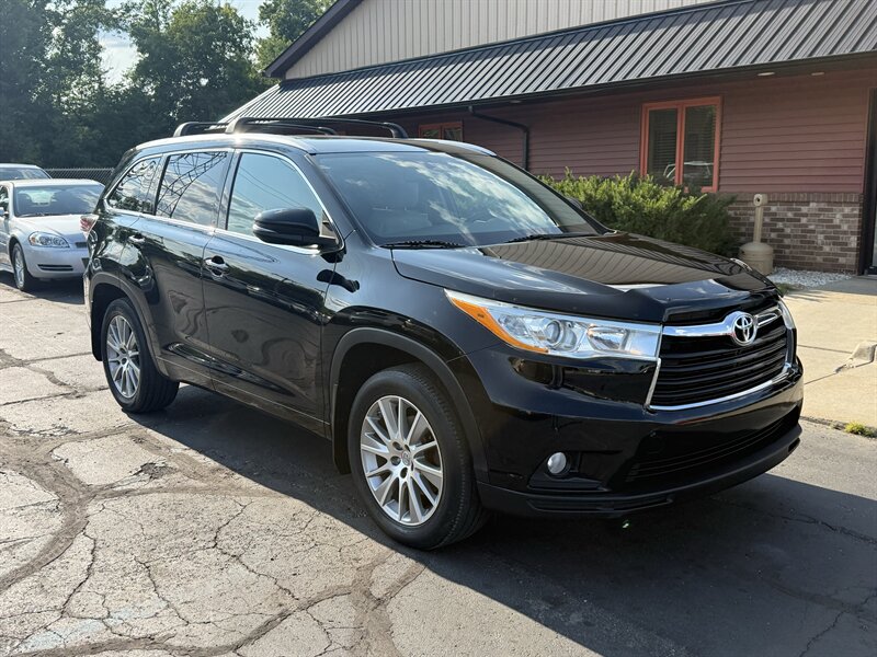 2014 Toyota Highlander XLE  AWD - Photo 1 - Flushing, MI 48433
