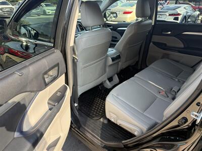 2014 Toyota Highlander XLE  AWD - Photo 13 - Flushing, MI 48433
